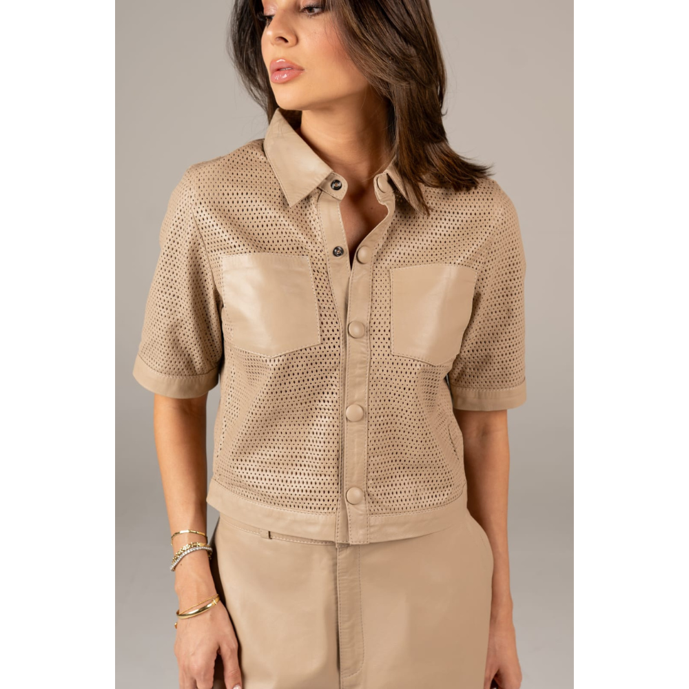 Camisa Feminina Manga Curta Couro Legítimo Vazada Bege Claro Espaço Opção